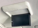 【フリップダウンモニター】大画面モニターで後席でもエンタメをお楽しみいただけます。小さなお子様にも大人気の装備です♪