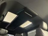【ガラスルーフ】ガラスルーフ搭載で車内の解放感が一気にアップ!開放的なドライブをお楽しみいただけます。