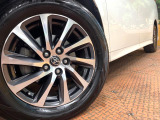 【純正アルミホイール】外観にマッチした純正アルミホイールを装着しております。各種社外アルミホイールや、スタッドレスタイヤも取扱いしております。是非ご相談ください♪