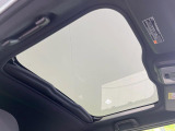 【ガラスルーフ】ガラスルーフ搭載で車内の解放感が一気にアップ!開放的なドライブをお楽しみいただけます。