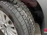 ホイールの状態やタイヤ溝の残り具合は、安全性や維持費にも関わる重要なポイントです。写真にて現状をご確認いただけますが、気になる点や詳細については、お気軽にお問い合わせください。