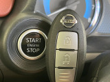 【インテリジェントキー】カバンやポケットに入れたままでもドアの施錠・解錠が可能なスマートキーを装備。エンジンのオン・オフ時もカギを取り出す必要が無いからとっても便利です♪