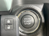 【キーレススタートシステム】カバンやポケットに入れたままでもドアの施錠・解錠が可能なスマートキーを装備。エンジンのオン・オフ時もカギを取り出す必要が無いからとっても便利です♪