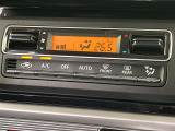 【オートエアコン】一度お好みの温度に設定すれば、車内の温度を検知し風量や温度を自動で調整。暑い&hellip;寒い&hellip;と何度もスイッチ操作をする必要はありません。快適な車内空間には必須の機能ですね♪