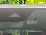 【i-ACTIVESENSE】走行中に前方の車両等を認識し、衝突しそうな時は警報とブレーキで衝突回避と被害軽減をアシスト。より安全にドライブをお楽しみいただけます。