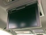 【フリップダウンモニター】大画面モニターで後席でもエンタメをお楽しみいただけます。小さなお子様にも大人気の装備です♪