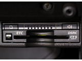 ★ETC(DSRC)が装備されています!!社外品とは違い収まりの良いデザインが人気!高速道路を利用する際は必需品ですよね!!ストレス無く料金所を通過出来ます!!