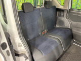 後部座席も気になるようなキズ・汚れやへたり等、大きなダメージはなく、良好な状態です。