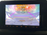 【バックカメラ】駐車時に後方がリアルタイム映像で確認できます。大型商業施設や立体駐車場での駐車時や、夜間のバック時に大活躍!運転スキルに関わらず、今や必須となった装備のひとつです!