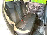 後部座席も気になるようなキズ・汚れやへたり等、大きなダメージはなく、良好な状態です。