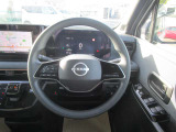 ステアリングスイッチがついています。オーディオの操作が手元でできるので便利で安心ですね♪