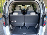 普段のお買い物や通勤、送迎等に十分な荷室スペースを確保しております。サードシートを倒すと、大きな荷物の積載も可能です♪
