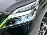 【LEDヘッドライト】悪天候や夜間走行時も良好な視界を確保し安心して運転できる高輝度LEDヘッドライトを装備!点灯速度が早く、消費電力も抑えられています。