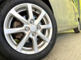 【純正14インチアルミホイール】外観にマッチした純正アルミホイールを装着しております。各種社外アルミホイールや、スタッドレスタイヤも取扱いしております。是非ご相談ください♪