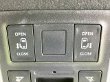 【両側パワースライドドア】スマートキーや運転席のスイッチで後席両側スライドドアの開閉が可能♪電動だから力を入れてドアを開ける必要が無く、小さなお子様でも簡単に開け閉めでき快適です♪