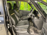 運転席まわりには十分なスペースがあり、大柄な方でもゆったり運転していただける環境です。