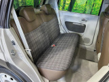後部座席も気になるようなキズ・汚れやへたり等、大きなダメージはなく、良好な状態です。