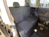 後部座席も気になるようなキズ・汚れやへたり等、大きなダメージはなく、良好な状態です。