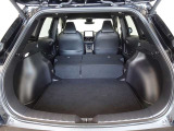 セカンドシートを倒した状態です。セカンドシートは独立可倒、荷物に合わせてラゲッジスペースをアレンジできます。