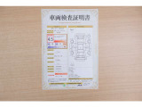 【車両検査証明書】店頭にて、クルマの状態が一目で分かる査証明書を公開中。トヨタ認定検査員が厳しく検査し、状態を点数と図解で表示しています。修復歴はもちろん、傷やヘコミの箇所や程度がご確認いただけます。