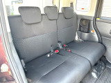 後部座席も気になるようなキズ・汚れやへたり等、大きなダメージはなく、良好な状態です。