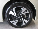 純正のアルミホイール装着です