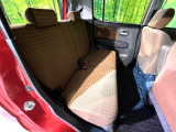後部座席も気になるようなキズ・汚れやへたり等、大きなダメージはなく、良好な状態です。