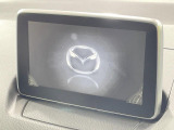 【マツダコネクトナビ】車内の雰囲気にマッチした一体型タイプのナビ。各種車輌設定やBluetooth再生等、様々な機能が楽しめます。直感的なダイヤル操作が可能で、使い勝手も良好です。