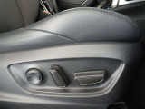 パワーシート搭載。微妙な調整が手軽にでき、ピッタリのポジションで運転することが可能です。