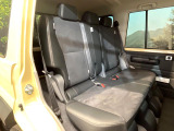 後部座席も気になるようなキズ・汚れやへたり等、大きなダメージはなく、良好な状態です。