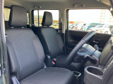 【フロントシート】高めのヒップポイントで見晴らしが良く、運転もしやすいですよ◎運転席アームレストがついているので長距離運転時の疲労軽減になります◎全席、撥水加工も嬉しい!