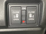 リアドアは乗り降りに便利な両側電動スライドドアです。また運転席に座っていながらスイッチ操作で自在にスライドドアを開け閉めできます。