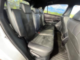 後部座席も気になるようなキズ・汚れやへたり等、大きなダメージはなく、良好な状態です。