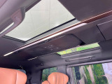 【ガラスルーフ】ガラスルーフ搭載で車内の解放感が一気にアップ!開放的なドライブをお楽しみいただけます。