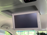 【10.2インチ フリップダウンモニター】大画面モニターで後席でもエンタメをお楽しみいただけます。小さなお子様にも大人気の装備です♪