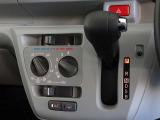 マニュアルエアコンを装備しています。