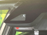 【トヨタセーフティセンス】走行中に前方の車両等を認識し、衝突しそうな時は警報とブレーキで衝突回避と被害軽減をアシスト。より安全にドライブをお楽しみいただけます。