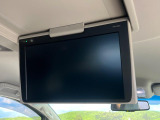 【フリップダウンモニター】大画面モニターで後席でもエンタメをお楽しみいただけます。小さなお子様にも大人気の装備です♪