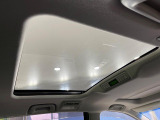 【サンルーフ】開放感たっぷりの希少装備、サンルーフが装着されています!車内に明かりを取り入れたり景色を楽しむ以外にも、車内の空気も簡単に換気できて快適です!