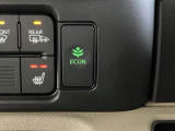 ECON モードをON にするとアクセルペダルの動きに対するエンジンの反応とエアコンの制御を切り換えることで、燃費のいい運転をするドライバーがペダルを踏んだ時と同じようにエンジンを制御します。
