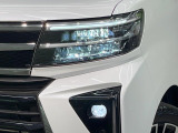 【LEDヘッドライト】悪天候や夜間走行時も良好な視界を確保し安心して運転できる高輝度LEDヘッドライトを装備!点灯速度が早く、消費電力も抑えられています。