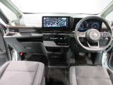ナブゲ-ションを見やすい位置に配置して視点の移動を抑えて操作性をアップした運転席まわりです。もちろんクリ-ニング済みで室内もキレイです