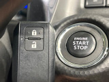 【キーレススタートシステム】カバンやポケットに入れたままでもドアの施錠・解錠が可能なスマートキーを装備。エンジンのオン・オフ時もカギを取り出す必要が無いからとっても便利です♪
