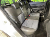 後部座席も気になるようなキズ・汚れやへたり等、大きなダメージはなく、良好な状態です。