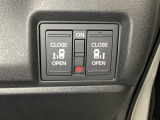 リアドアは乗り降りに便利な両側電動スライドドアです。また運転席に座っていながらスイッチ操作で自在にスライドドアを開け閉めできます。