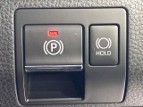 【電動パーキングブレーキ】パーキングブレーキは便利な電動式!ボタン一つで操作でき、アクセルを踏めば自動で解除されます♪レバーやペダルが無いので運転席廻りもすっきりしますね♪