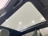 【パノラマルーフ】大型のガラスルーフ搭載で車内の解放感が一気にアップ!開放的なドライブをお楽しみいただけます。