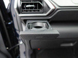 カップホルダーは運転席や助手席からちょうど手の届く位置です!!