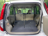 後席を格納すると、これだけの広さが!シーンに合わせたシートアレンジで、大きな荷物も積むことが出来ます♪