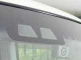 【スマートアシスト】走行中に前方の車両等を認識し、衝突しそうな時は警報とブレーキで衝突回避と被害軽減をアシスト。より安全にドライブをお楽しみいただけます。